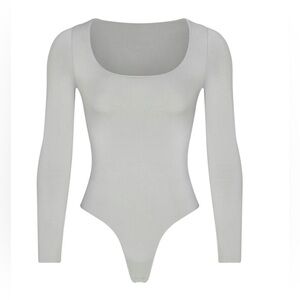 NWT SKIMS ESSENTIAL Long Sleeve Scoop Neck BODYSUIT in Light Grey in Size: S/M